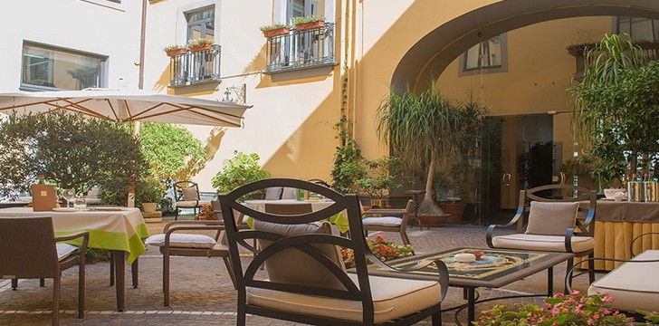 Le Cheminee Business Hotel: Cortile