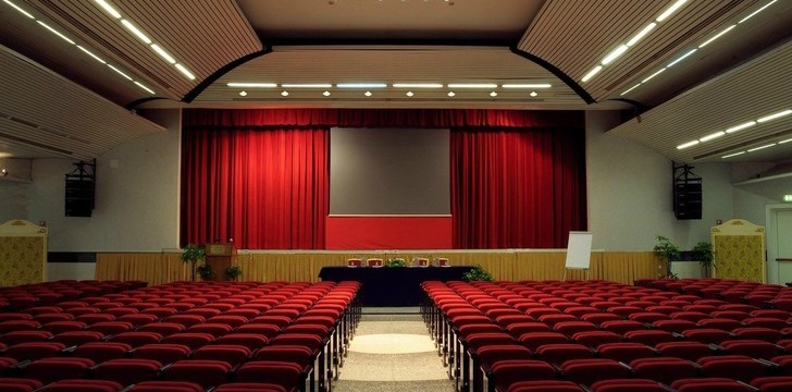 hotel alexander palace teatro