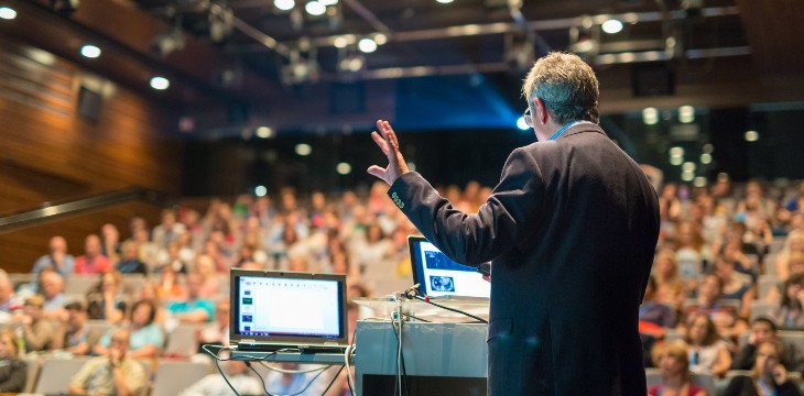 Come trovare uno speaker per il tuo evento