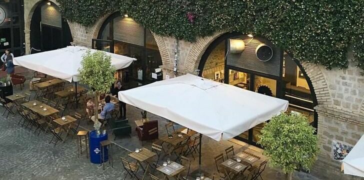 Stadlin: esterno con tendoni, tavolini e sedie
