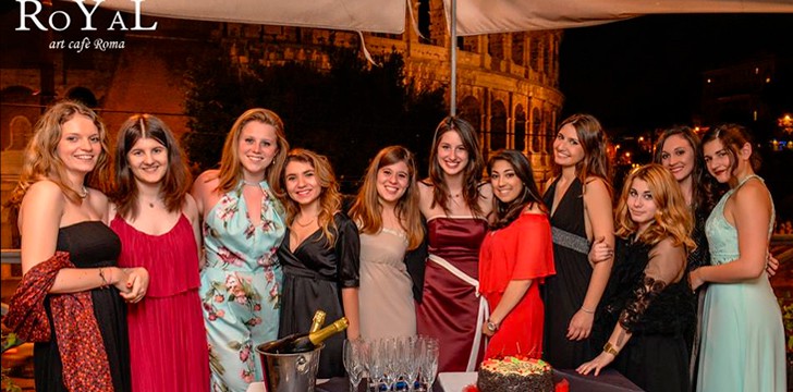 Royal Art Café: persone che festeggiano il compleanno all'esterno della location
