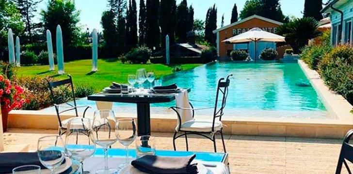 Casale Realmonte: zona esterna con piscina Casale Realmonte: zona esterna con piscina