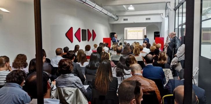 Zip Workspace: Sala Congressi Piena