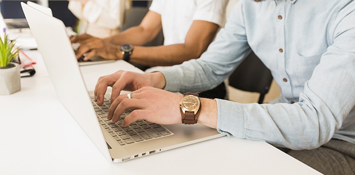 Email Marketing: i migliori siti per creare newsletter gratis uomo che scrive una email marketing