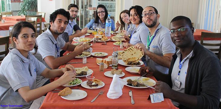 Persone che fanno social eating Persone che fanno social eating