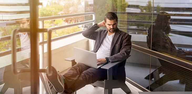 bleisure la nuova frontiera dei viaggi di lavoro uomo che segue il bleisure, la nuova frontiera dei viaggi di lavoro