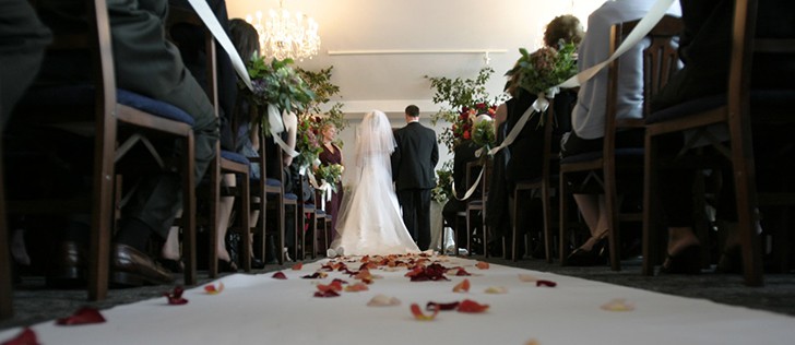 sposi che raggiungono l'altare con musica per matrimonio
