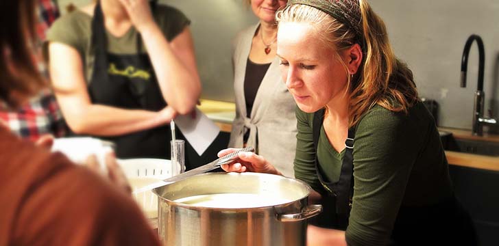donne chef in cucina cooking team women building