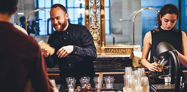persone preparano cocktail esempio di drinking team building