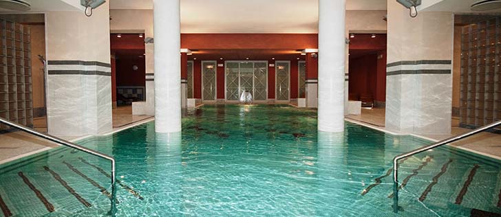 Lago delle Sorgenti piscina spa con colonne