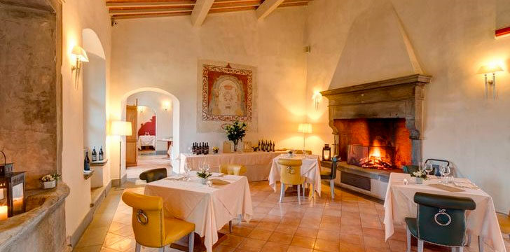 Villa Tolomei: sala con camino