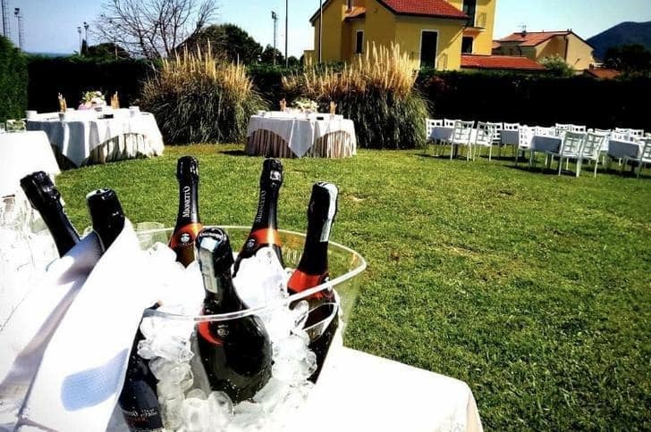 Brindisi in giardino