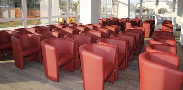 aula con poltroncine rosse univerest campus multidisciplinare