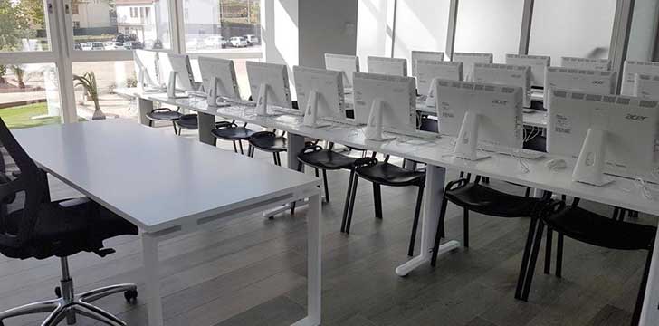 aula informatica con postazioni pc univerest campus multidisciplinare
