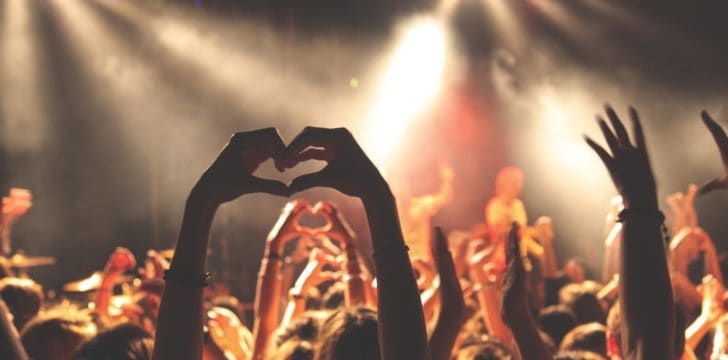 Concerto con mani che formano un cuore in primo piano