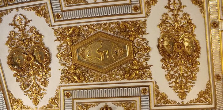 dettagglio soffitto con decorazioni d'oro