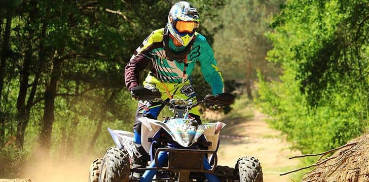 Ragazzo in quad