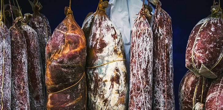 salumi di vario tipo appesi
