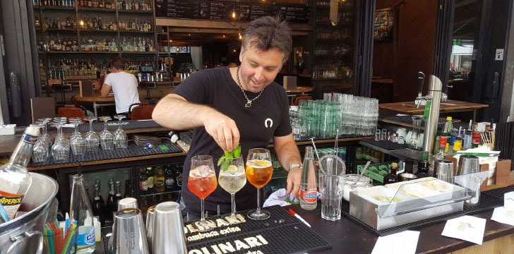 Barman dietro il bancone
