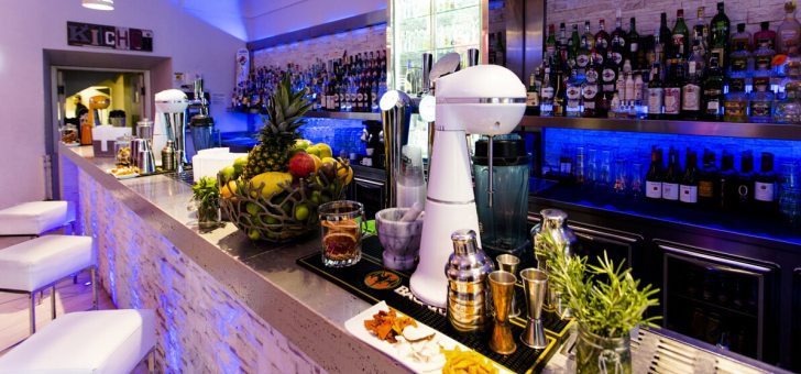Blanco Torino bancone del bar di Blanco Trino con scorcio del locale e drinks pronti sul bancone