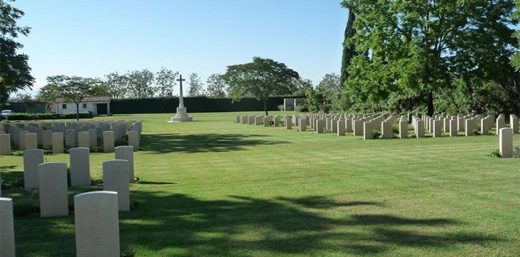 lapidi bianche al cimitero di guerra di caserta