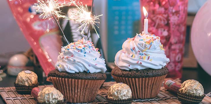cupcakes con candeline di compleanno