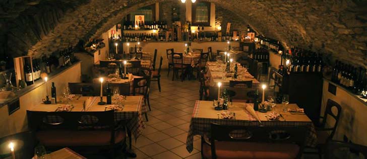 sala interna interno trattoria al dente con tavoli apparecchiati