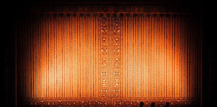 Sipario teatrale chiuso