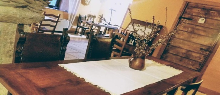 sala interna interno con tavolo e vaso di fiori