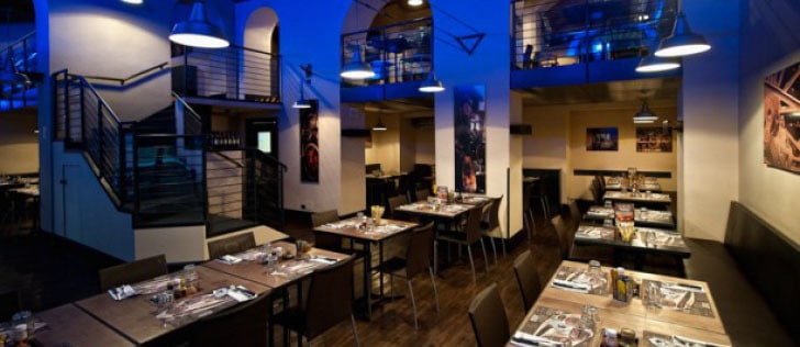 Steak House Steak House con tavoli apparecchiati