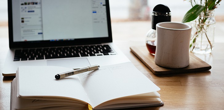 taccuino con penna davanti al computer