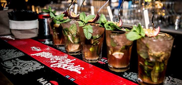 Turet bancone del bar pizzeria-bistrot Turet durante la preparazione dei cocktails per l'addio al nubilato a Torino