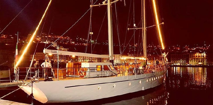 Veliero Tortuga ormeggiato di notte nel porto Veliero Tortuga ormeggiato di notte nel porto