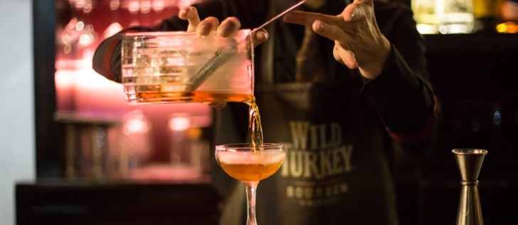 preparazione cocktail barman versa cocktail in un bicchiere