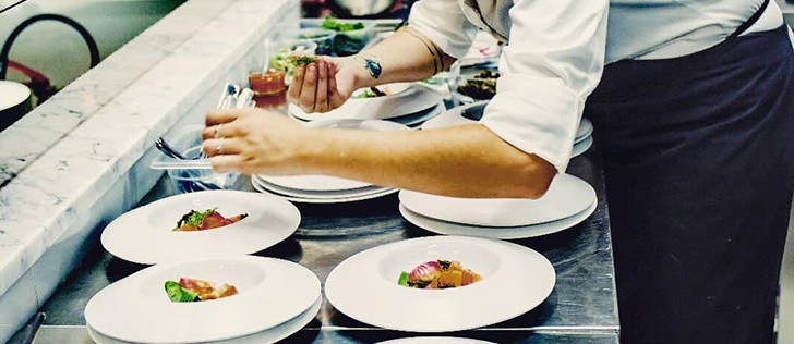 chef anima mia prepara piatti disposti sul bancone della cucina