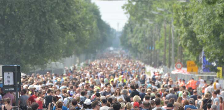 corte di persone in viale alberato