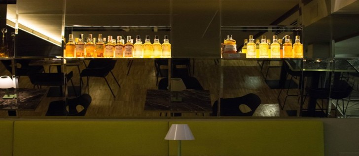 bancone radici clandestine del bar con bottiglie illuminate
