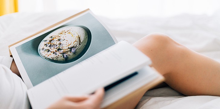 ragazza legge libro cucina