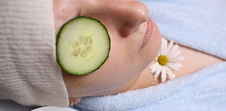 ragazza si rilassa in spa