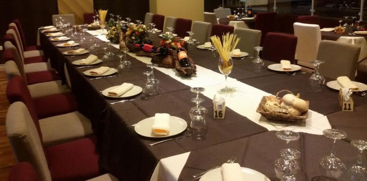 sala interna con tavola apparecchiata Al Raffaeollo