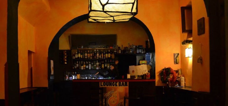 Domani Smetto Sala con bancone del bar Domani Smetto