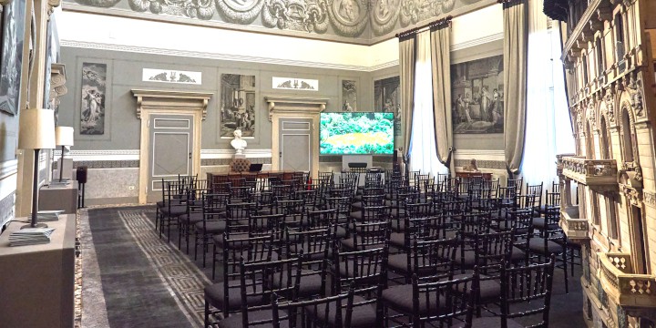 No Other Place: sala conferenze
