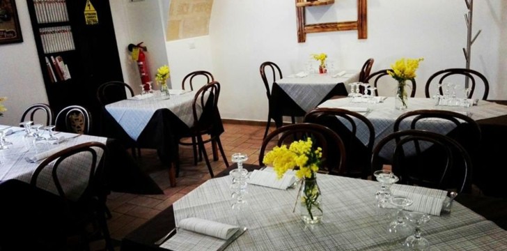 interno della sala interno della sala con tavoli apparecchiati dell'osteria la Pignata