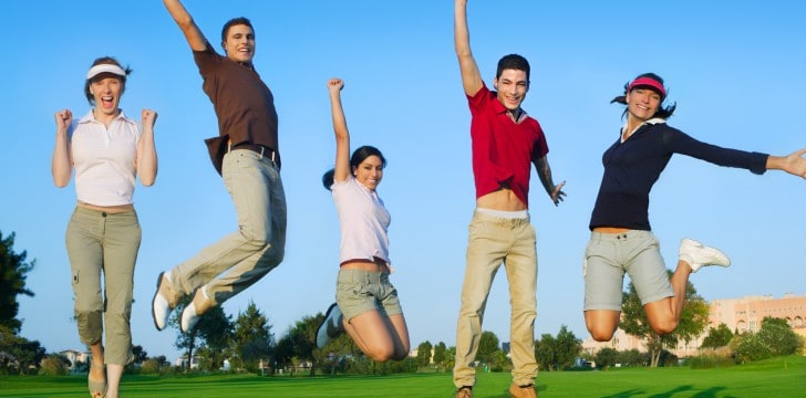 persone vestite footgolf