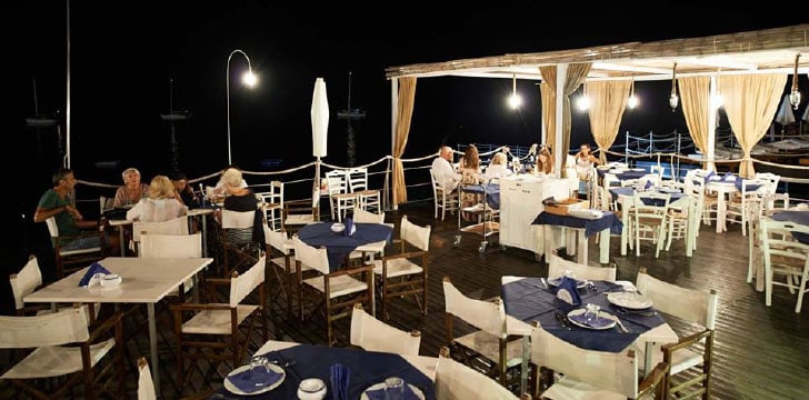 Terrazza Terrazza di notte del Samarinda Fine Beach