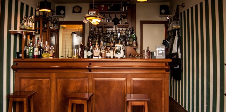 bancone bancone all'interno del bar Speakeasy di Bari
