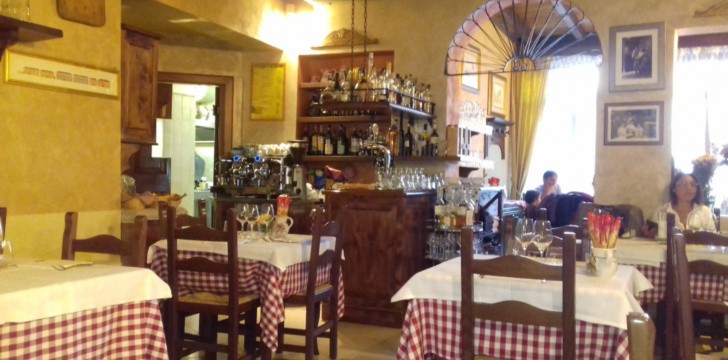 Trattoria da Noemi: sala interna Trattoria da Noemi sala interna con bancone