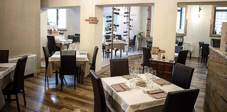 I 5 sensi: sala interna con tavoli I 5 sensi sala interna con tavoli