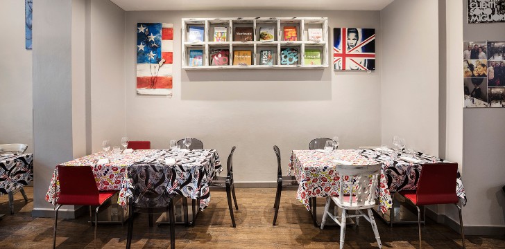 dek italian bistrot interno con tavolini di il dek italian bistrot