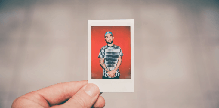 fotografia polaroid di un ragazzo